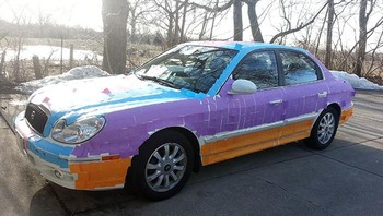 Bayangkan sudah terlambat berangkat kerja malah lihat mobil diselimuti Post-it seperti ini. Foto: Bored Panda