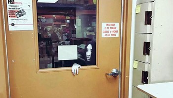 Prank Sadako di pintu yang bikin jantungan. Foto: Bored Panda