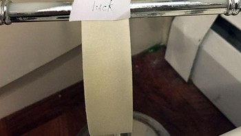 Ouch, prank tisu toilet diganti dengan lakban. Cuma membayangkan saja bikin ngilu. Foto: Bored Panda