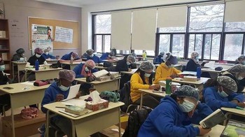 Momen kocak saat seorang guru meminta murid-muridnya datang ke sekolah pakai shower cap untuk perlindungan ekstra. Foto: Bored Panda