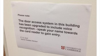 Prank pintu yang bisa diaktifkan dengan suara. Tidak terbayang berapa banyak orang yang harus meneriakkan namanya di depan pintu agar bisa masuk ke ruangan. Foto: Bored Panda