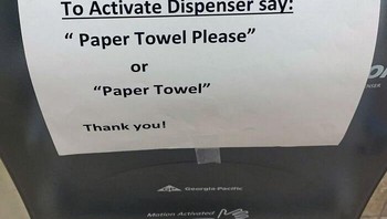 Prank dispenser tisu yang diaktifkan pakai suara. Sampai tangannya kering pun tisunya tidak akan keluar kalau cuma dipanggil. Foto: Bored Panda