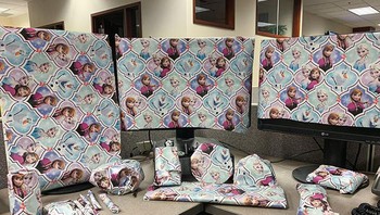 Baru saja pulang cuti malah disambut peralatan kantor yang dibungkus wajah karakter Frozen. Foto: Bored Panda