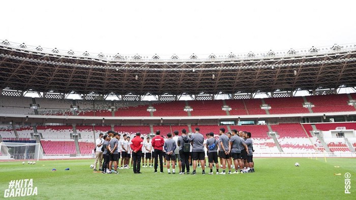 Presiden Jokowi menemui pemain Timnas U-20 di Stadion GBK. Jokowi memberikan semangat kepada Timnas U-20 setelah batal main di Piala Dunia U-20. (IG @pssi)