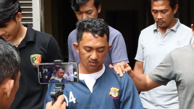 Ini adalah Berry Primanael, pria di Lampung yang tega meracuni istrinya. Pelaku kini telah ditangkap polisi dan terancam hukuman mati.