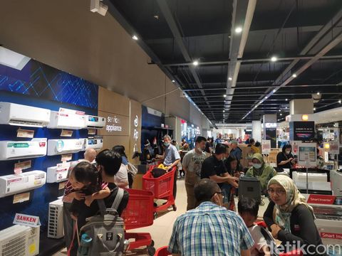 Produk Elektronik di Midnight Sale Transmart Central Park diserbu pembeli