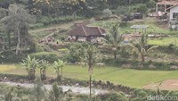 Penampakan rumah Abah Jajang dari Curug Citambur (Foto: Ikbal Selamet/detikJabar)