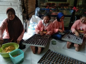 Mak Ganjar Beri Bingkisan untuk Pengusaha Kue Kering di Gresik