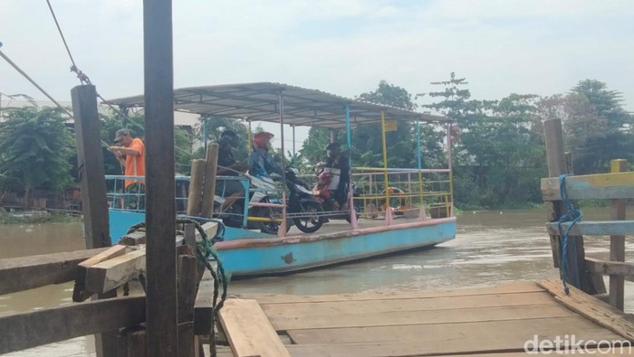 Salah satu perahu tambang yang masih beroperasi di Surabaya