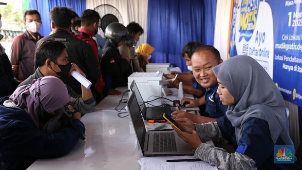Sejumlah calon pemudik mulai memenuhi posko Motis Stasiun Bekasi sejak pagi hari pada Sabtu, (1/4).  Program Angkutan Motor Gratis (Motis) 2023 diselenggarakan oleh pemerintah untuk para pemudik yang ingin mengirim sepeda motor secara gratis melalui moda kereta api. (CNBC Indonesia/Tyas Budiarto)