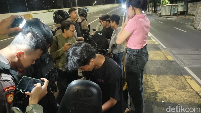 Sejumlah motor masih nekat naik ke JLNT Casablanca, Jaksel (Adrial/detikcom)