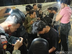 Sejumlah Pengendara Motor Nekat Naik JLNT Casablanca, Polisi Beri Teguran