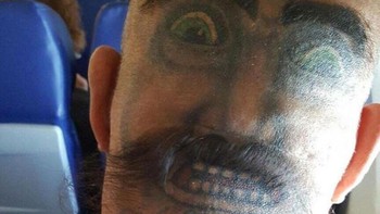 Orang yang ditato tau gak sih, di belakang kepalanya tatonya serem? Foto: Reddit