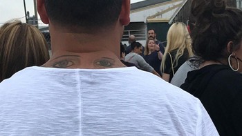 Aduh, maksudnya apa sih mata ngintip begitu? Foto: Reddit