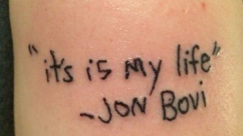 Liriknya Its my life harusnya, kok Itss is my life bikin malu aja. Foto: Reddit