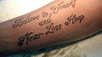 Ini juga typo, mestinya kan Believe in yourself and never lose hope dong. Foto: Reddit