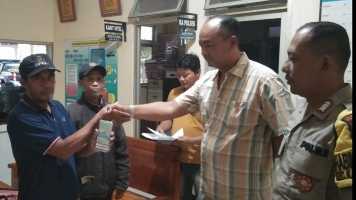 Serah terima uang Rp 10 juta yang ditemukan siswi SMA Pekalongan kepada pemilikinya di Mapolsek Kandangserang.
