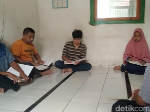 Melihat Khusyuknya Siswa Tuna Netra di Majalengka Mengaji Braille