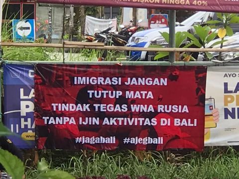 Spanduk bernada sentilan untuk Kantor Imigrasi kabarnya sempat dipasang orang tak dikenal di sekitar underpass Ngurah Rai dan Plaza Renon, Denpasar. (Istimewa)