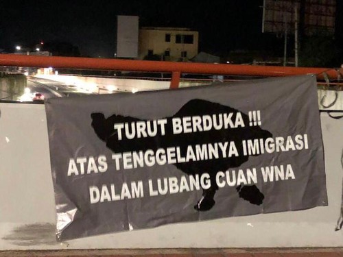 Spanduk bernada sentilan untuk Kantor Imigrasi kabarnya sempat dipasang orang tak dikenal di sekitar underpass Ngurah Rai dan Plaza Renon, Denpasar.