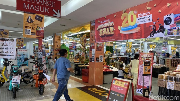 Suasana di Transmart Madiun menjelang Midnight Sale