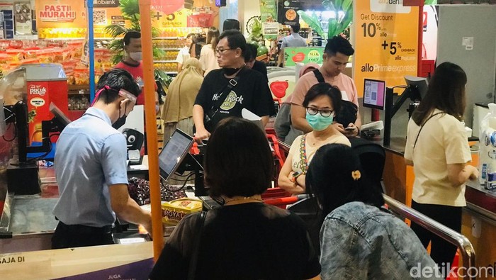 Suasana Ramadhan Midnight Sale di Transmart Rungkut pukul 22.00 WIB.