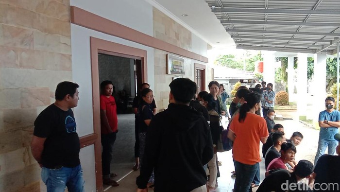 Suasana rumah sakit Elim, Toraja Utara, Sulawesi Selatan saat keluarga menjemput jenazah tahanan tewas tergantung di selnya.