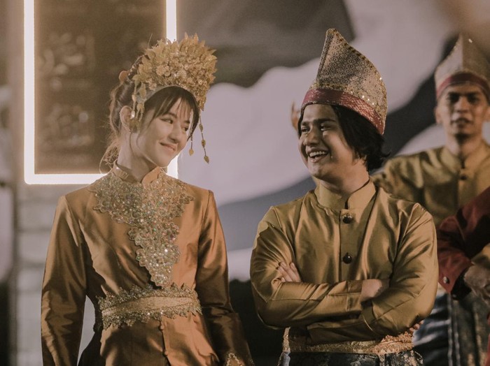 Syakir Daulay dan adegan mesra dengan Vonzy.
