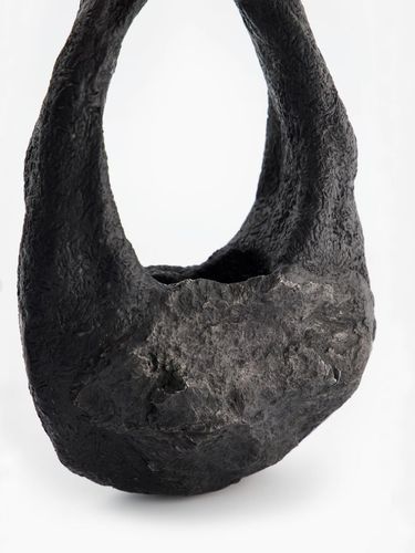 Tas dari Meteorit Coperni rilis tas terbuat dari meteorit.