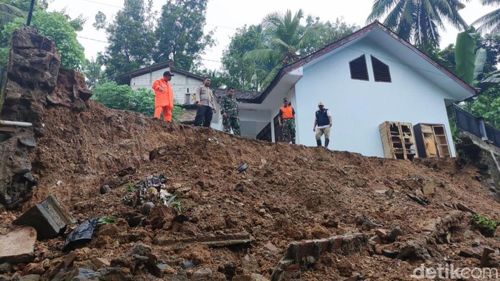 Tembok ambrol yang membuat bangunan sekolah di Trenggalek terancam longsor.