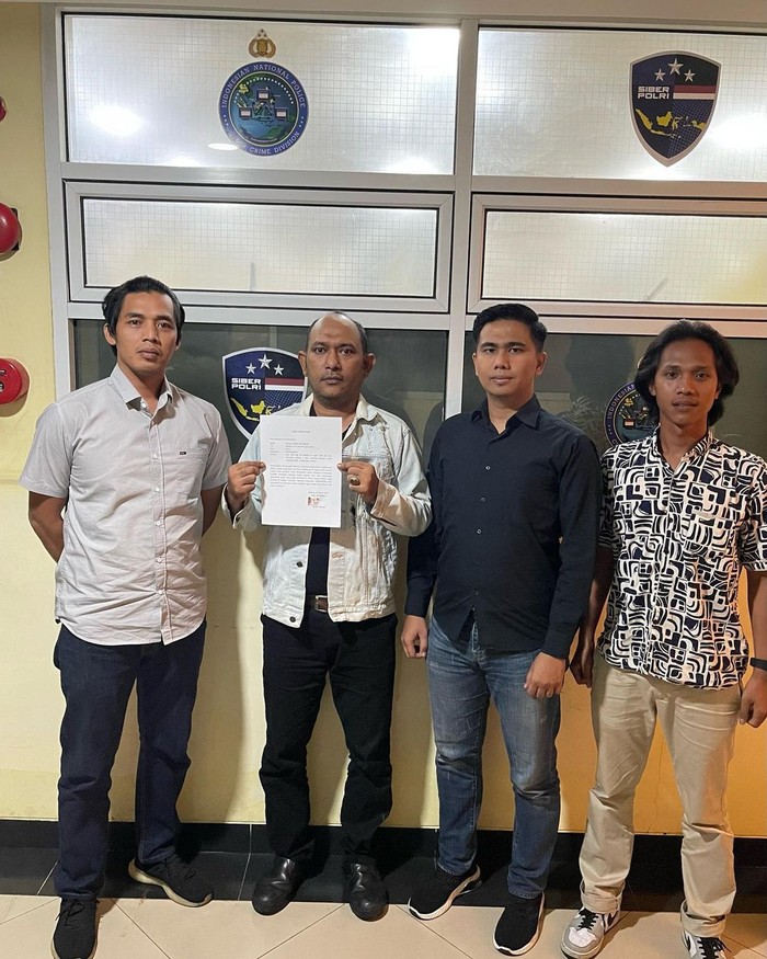 Teuku Ichsan (pegang kertas), pengunggah video Ratu Mesir Nefertiti menjadi berwajah mirip Presiden Jokowi meminta maaf. Dia menyatakan siap diproses hukum jika mengulangi perbuatannya lagi. (IG @ccicsumbar)