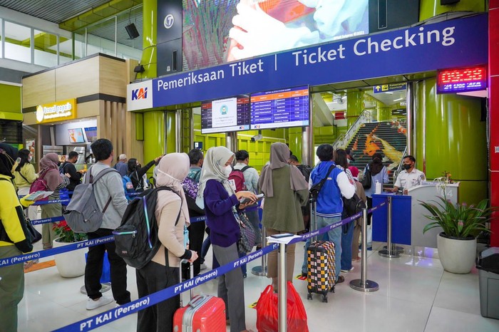 Ticket Checking di Stasiun
