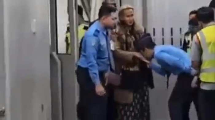 Tiga petugas Avsec Bandara Soekarno-Hatta dipecat karena mengawal Bahar bin Smith setelah turun dari pesawat. (Tangkapan layar video viral)