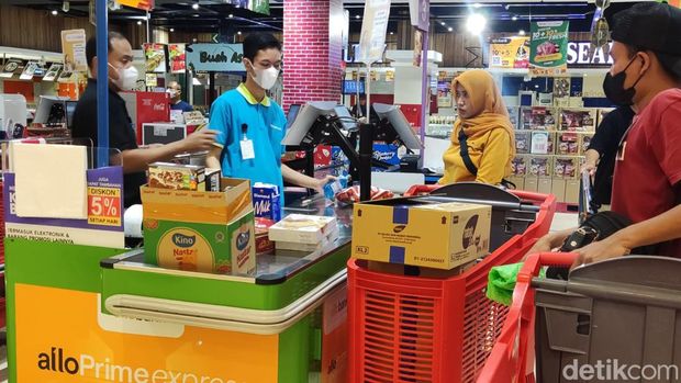 Suasana Midnight Sale di Transmart Maguwoharjo, Sleman.