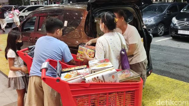 Suasana Midnight Sale di Transmart Maguwoharjo, Sleman.