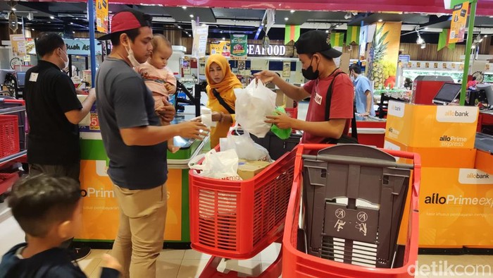 Suasana Midnight Sale di Transmart Maguwoharjo, Sleman.
