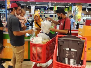 Borong! Pengunjung Serbu Ramadhan Midnight Sale Transmart Maguwoharjo