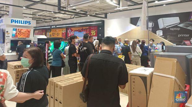 Transmart Cempaka Putih. (CNBC Indonesia/Martya Rizki)