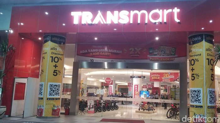 Transmart Jember yang sedang Midnight Sale. Ada diskon besar-besaran!