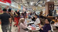 Sebagian pengunjung ada yang ngabuburit dulu sambil menunggu Transmart Midnight Sale jam 19.00.Foto: Sylke Febrina Laucereno