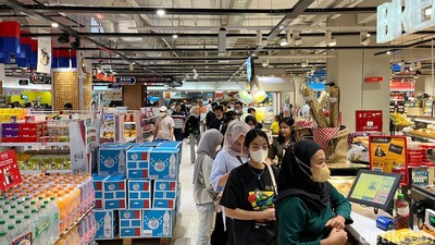 Detik-detik Midnight Sale Pukul 19.00! Pengunjung Serbu Transmart Kokas