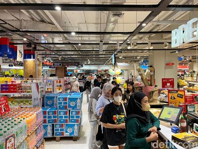 Detik-detik Midnight Sale Pukul 19.00! Pengunjung Serbu Transmart Kokas