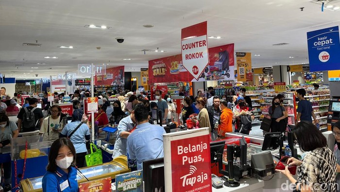 Transmart Kokas Diserbu Pengunjung Jelang Midnight Sale Transmart Kokas Diserbu Pengunjung Jelang Midnight Sale