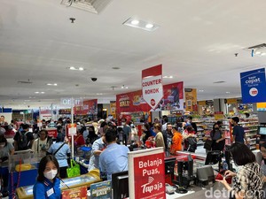 Jelang Midnight Sale, Transmart Kokas Diserbu Pengunjung