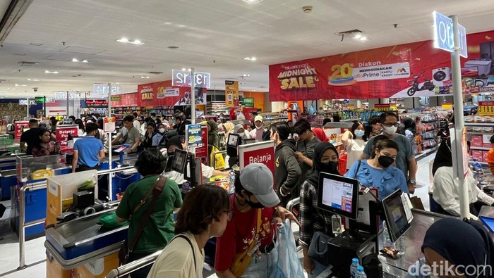Transmart Kokas Diserbu Pengunjung Jelang Midnight Sale
