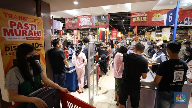 Transmart Midnight Sale (CNBC Indonesia/Tri Susillo)