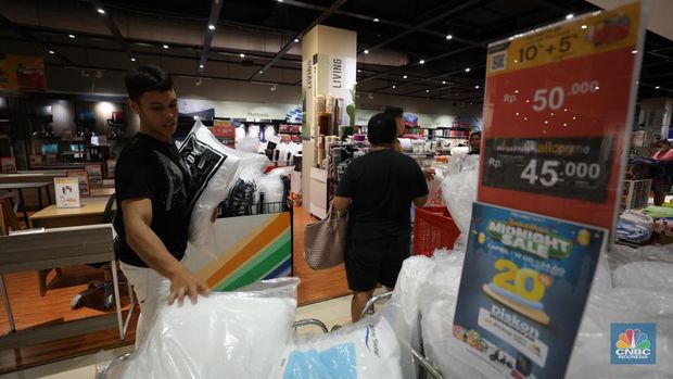 Transmart Midnight Sale (CNBC Indonesia/Tri Susillo)