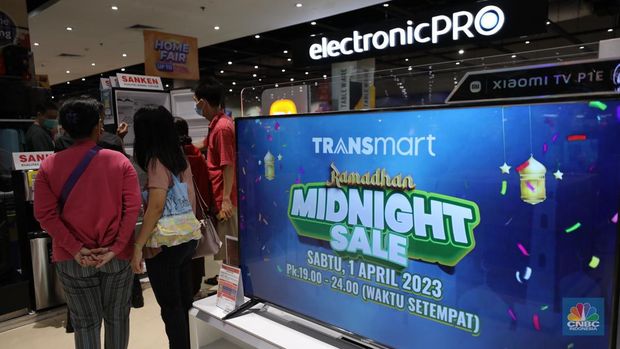 Transmart Midnight Sale (CNBC Indonesia/Tri Susillo)