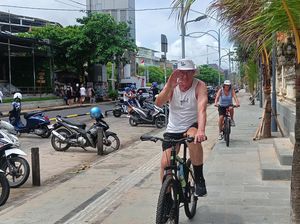 Senyum Gembira Para Turis, Kini Trotoar Pantai Kuta Bersih dari PKL