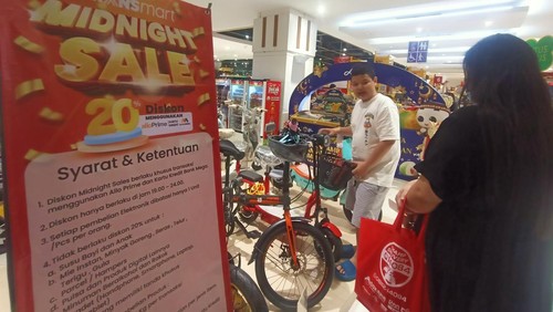 Pengunjung TSM Bali memperhatikan sepeda listrik yang didiskon 20 persen, Sabtu (1/4/2023).